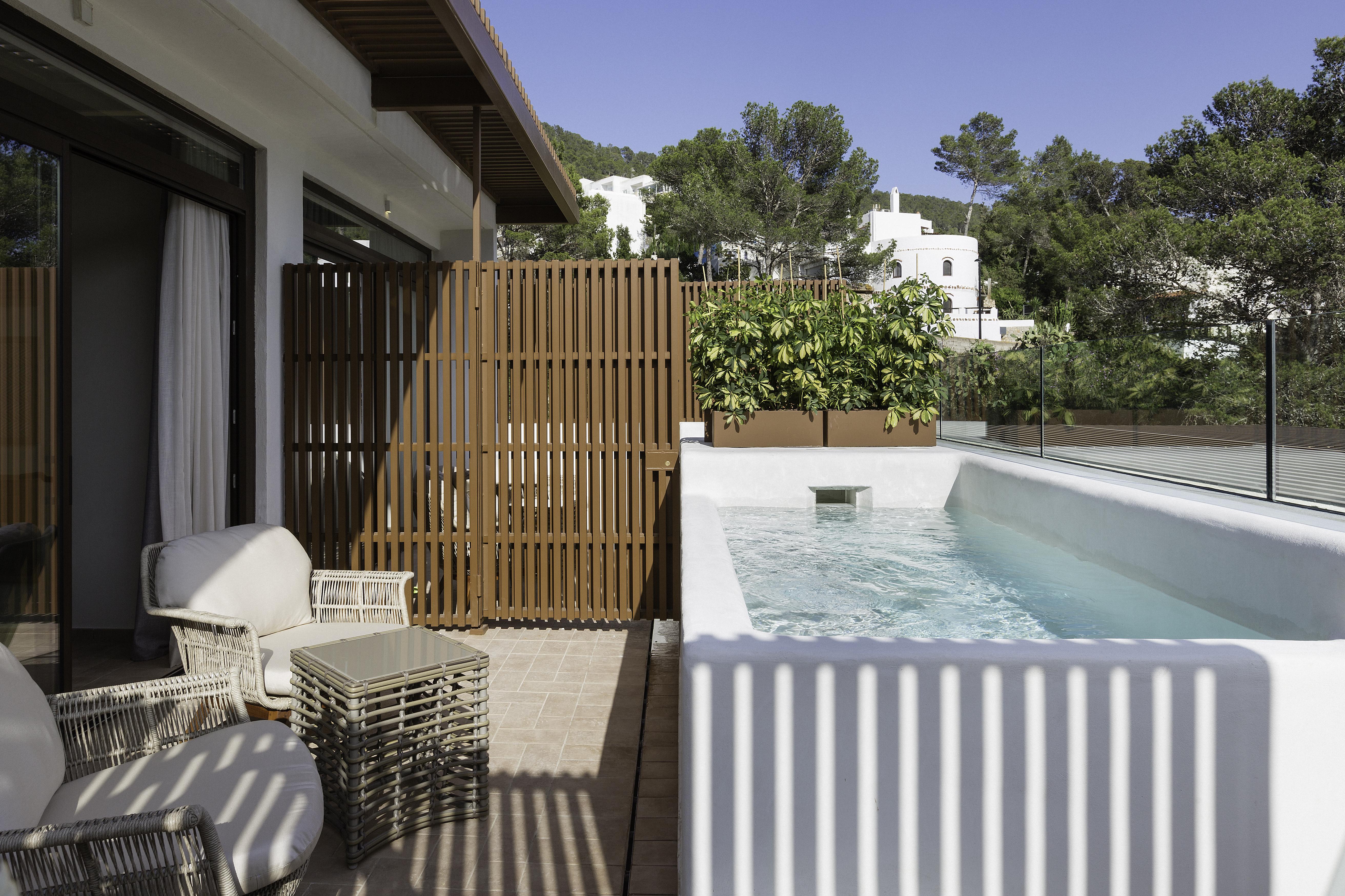 Port de Sant Miguel Cala San Miguel Ibiza Resort, Adults Only, Curio Collection By Hilton מראה חיצוני תמונה A private pool at a hotel