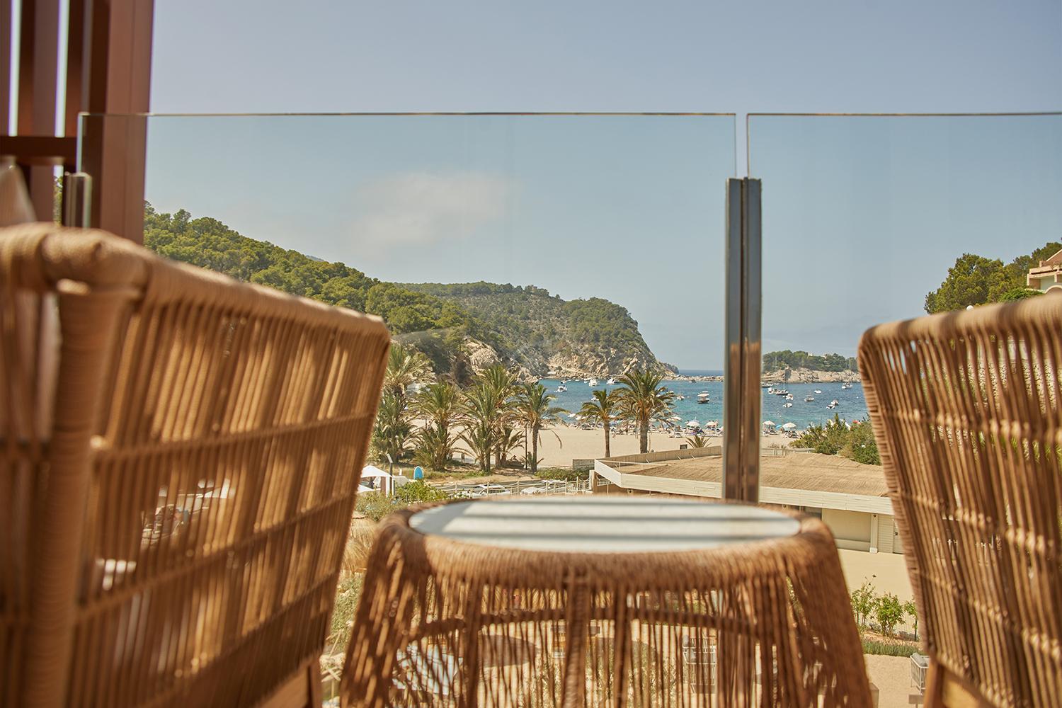 Port de Sant Miguel Cala San Miguel Ibiza Resort, Adults Only, Curio Collection By Hilton מראה חיצוני תמונה View of the beach from the hotel