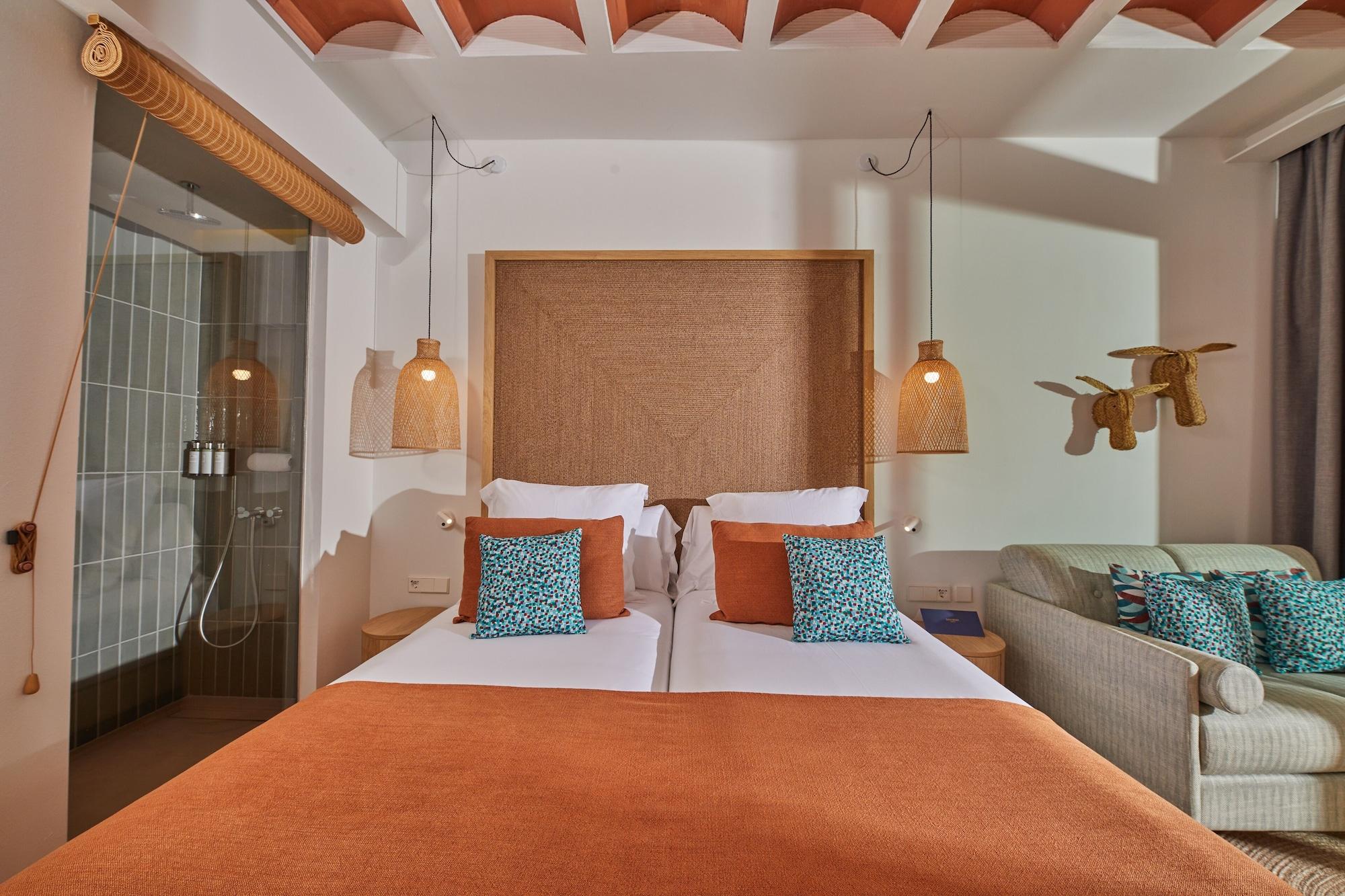 Port de Sant Miguel Cala San Miguel Ibiza Resort, Adults Only, Curio Collection By Hilton מראה חיצוני תמונה A room at the hotel