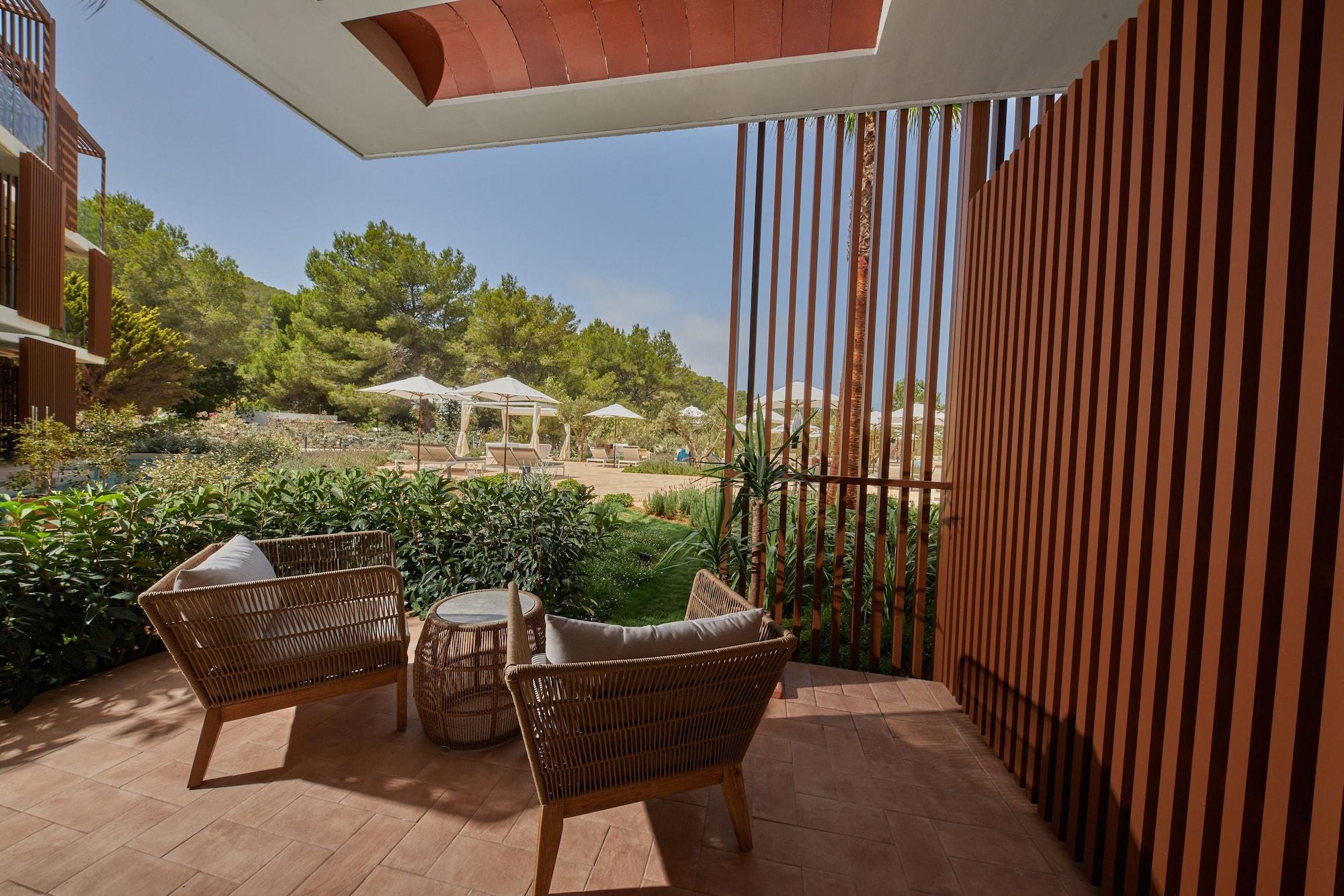 Port de Sant Miguel Cala San Miguel Ibiza Resort, Adults Only, Curio Collection By Hilton מראה חיצוני תמונה Terrace of a suite