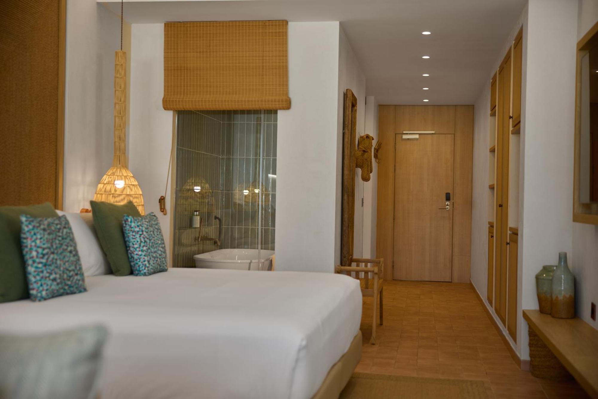 Port de Sant Miguel Cala San Miguel Ibiza Resort, Adults Only, Curio Collection By Hilton מראה חיצוני תמונה A room at the hotel