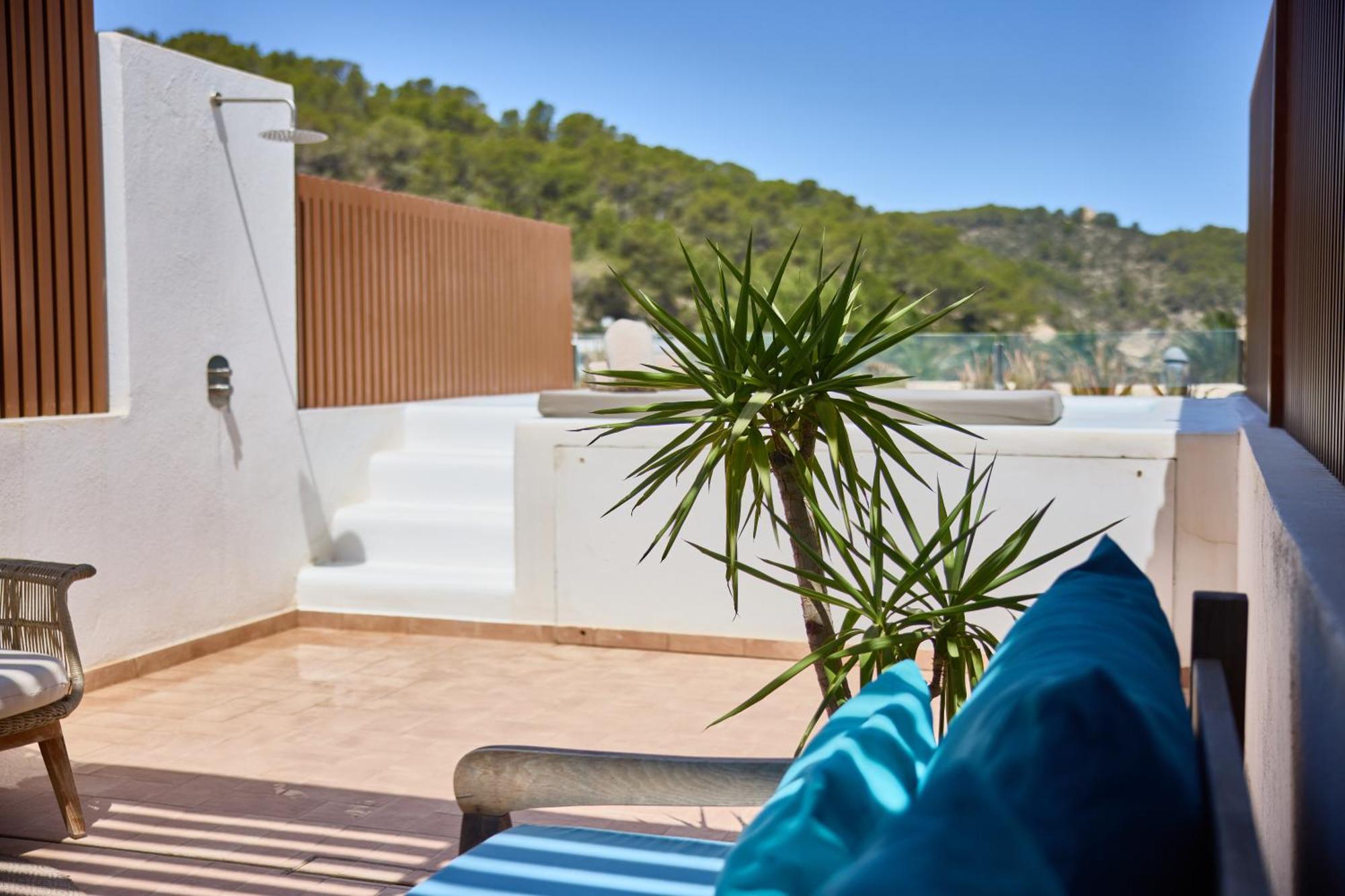 Port de Sant Miguel Cala San Miguel Ibiza Resort, Adults Only, Curio Collection By Hilton מראה חיצוני תמונה A private shower at a campsite