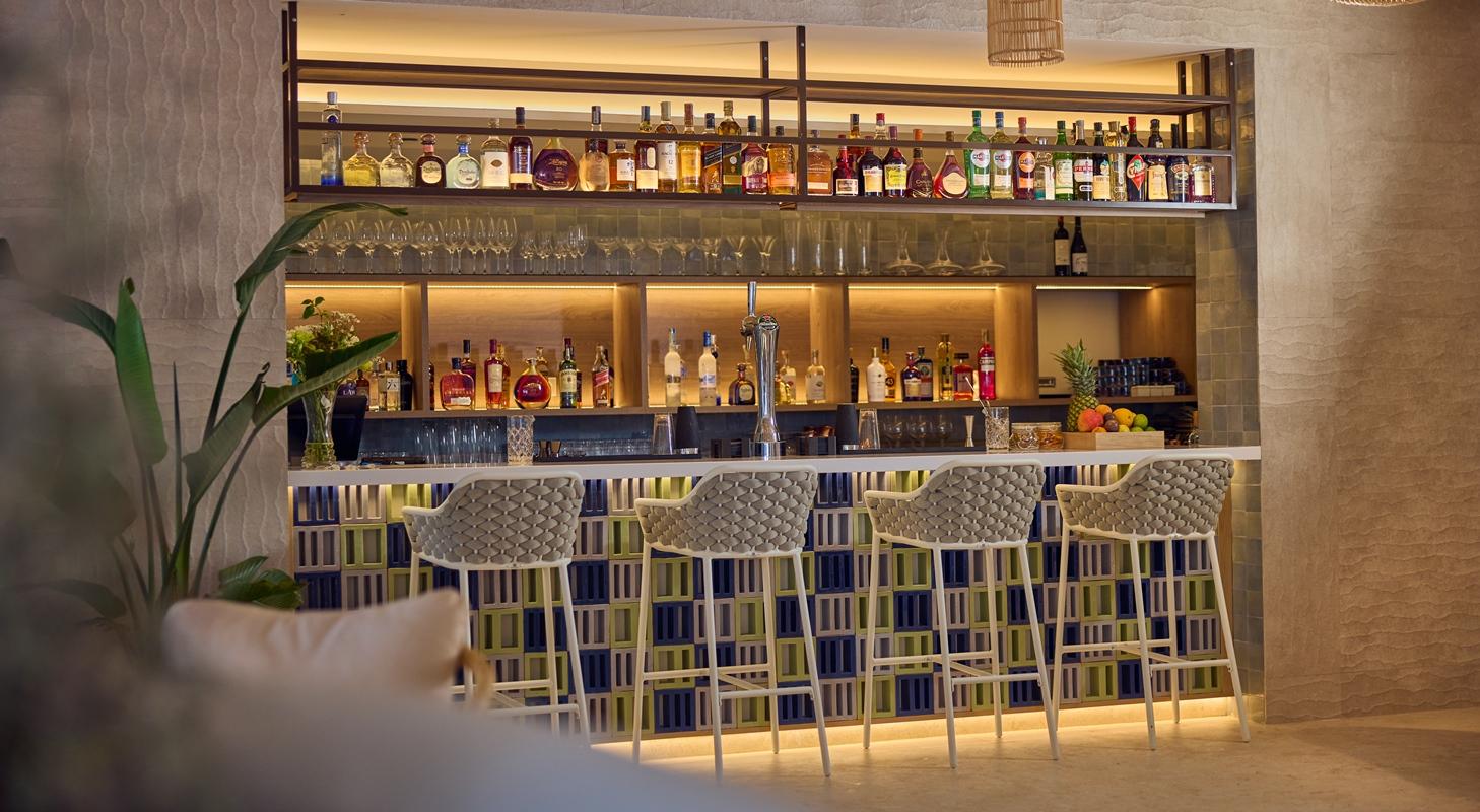 Port de Sant Miguel Cala San Miguel Ibiza Resort, Adults Only, Curio Collection By Hilton מראה חיצוני תמונה The bar at the hotel