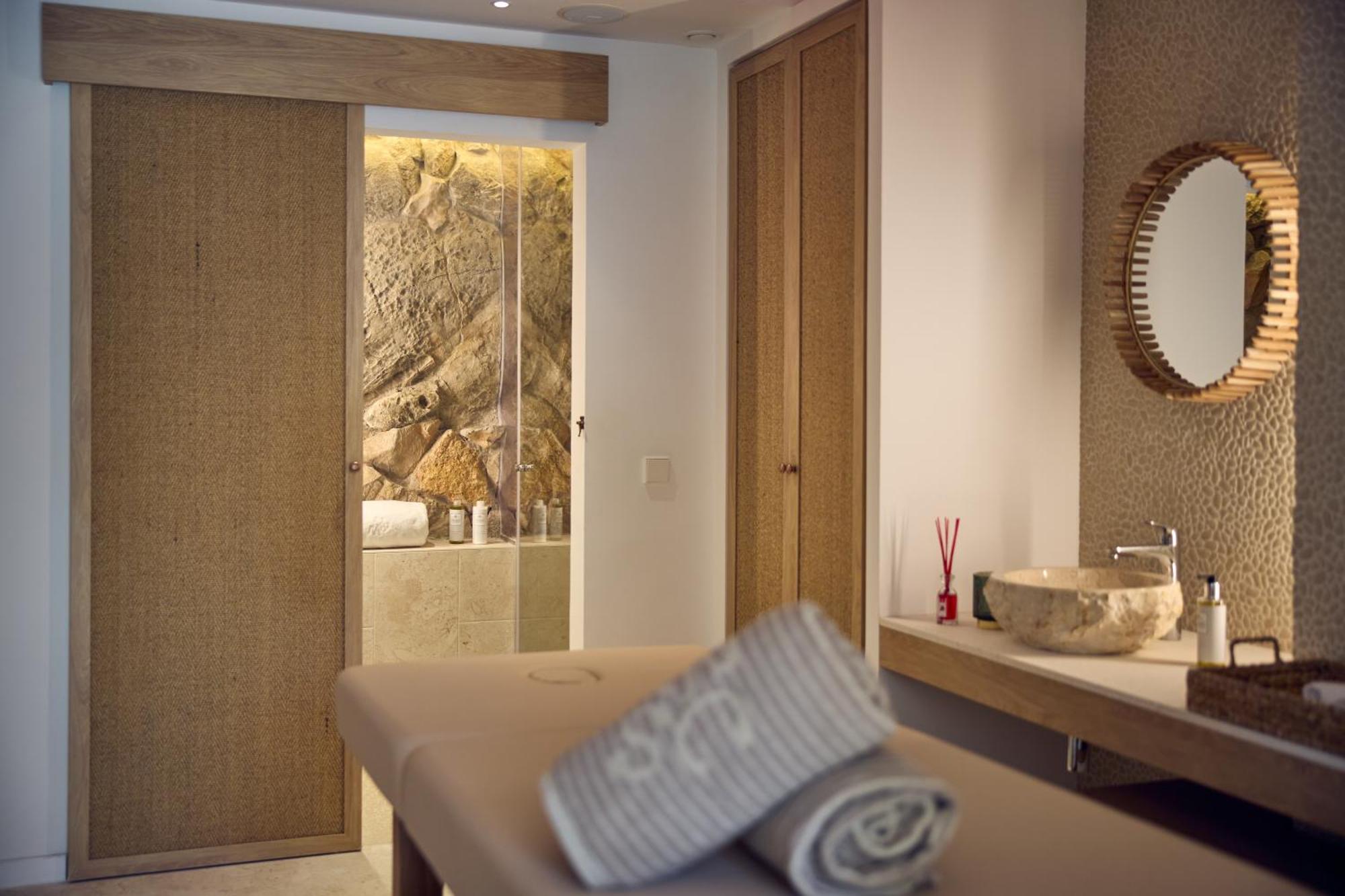 Port de Sant Miguel Cala San Miguel Ibiza Resort, Adults Only, Curio Collection By Hilton מראה חיצוני תמונה